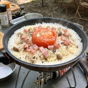 フライパン一つで芯までふっくら！「極厚ベーコンと丸ごとトマトのワンパン洋風ピラフ」